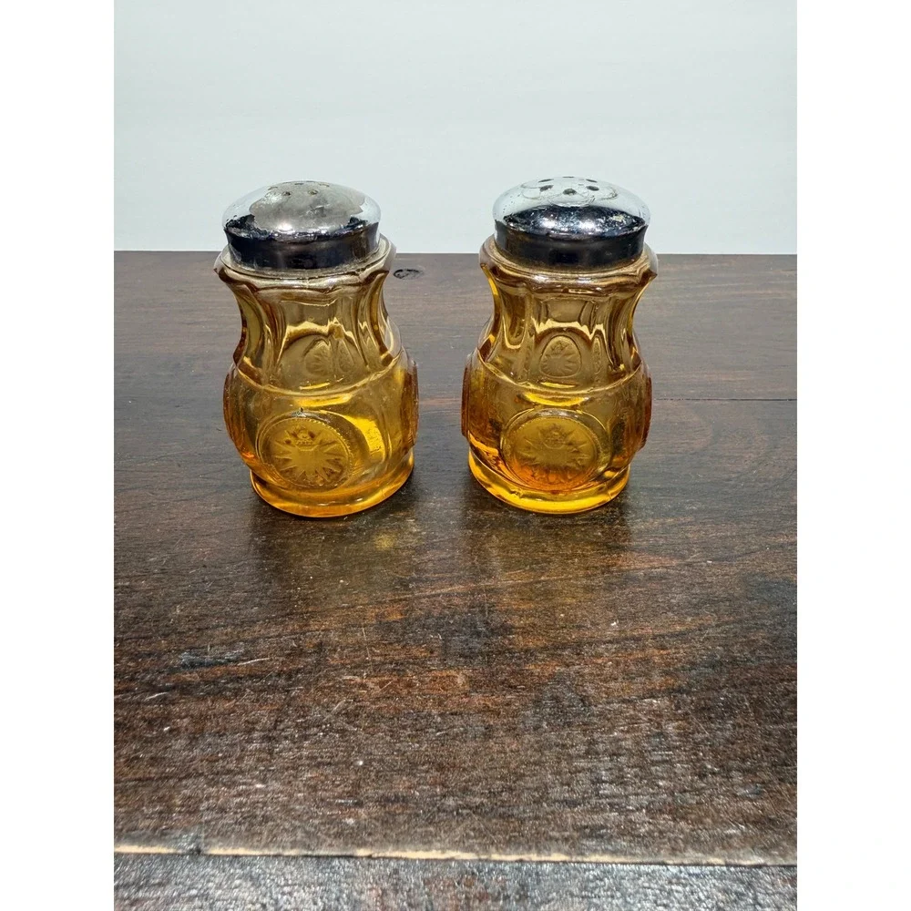 Fastoria Amber Glass Salt Pepper Shakers Set Vintage Embossed Sunburst‎